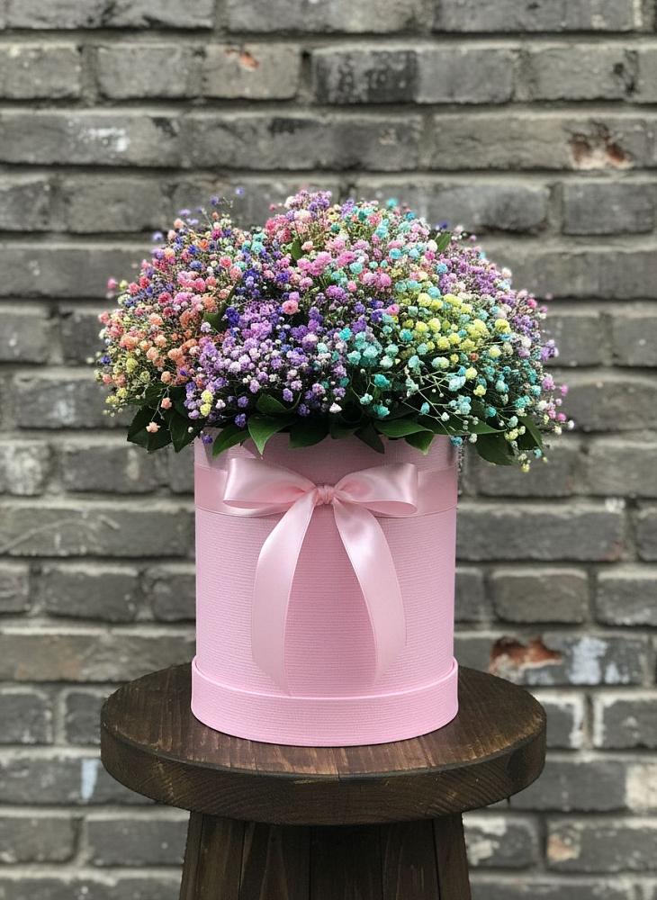 Цветочная композиция из Гипсофила и Розы в шляпной коробке в Зайково