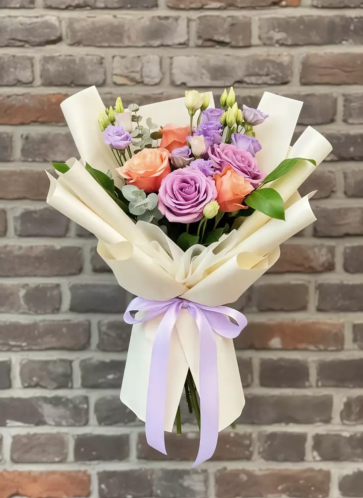 Букет цветов из: Лизиантусы и Розы в Зайково