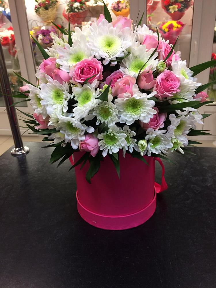 Цветочная композиция из Розы и Хризантемы в шляпной коробке в Зайково