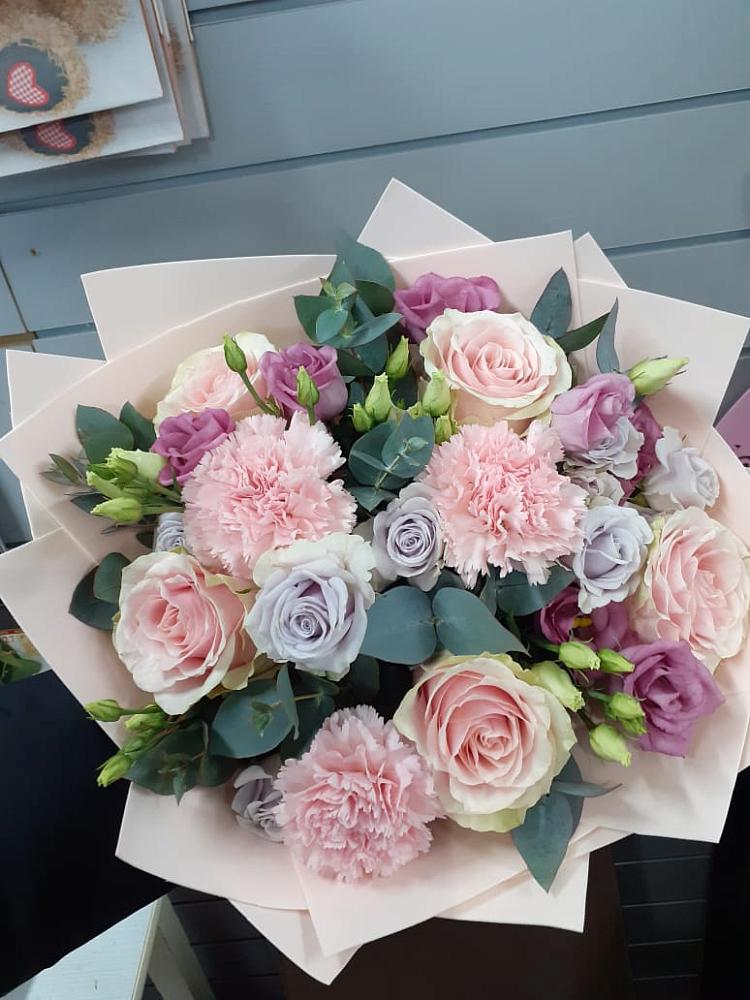 Букет цветов из: Розы, Гвоздики и Лизиантусы в Зайково